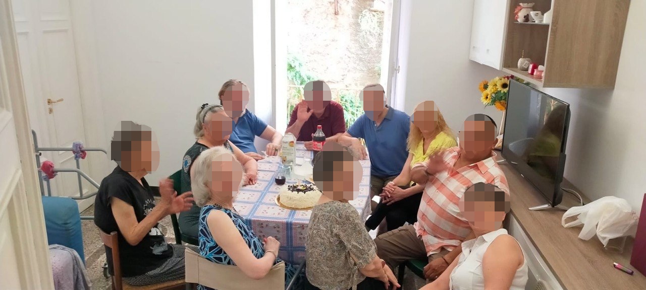 Momento conviviale attorno a una torta in una casa di co-housing